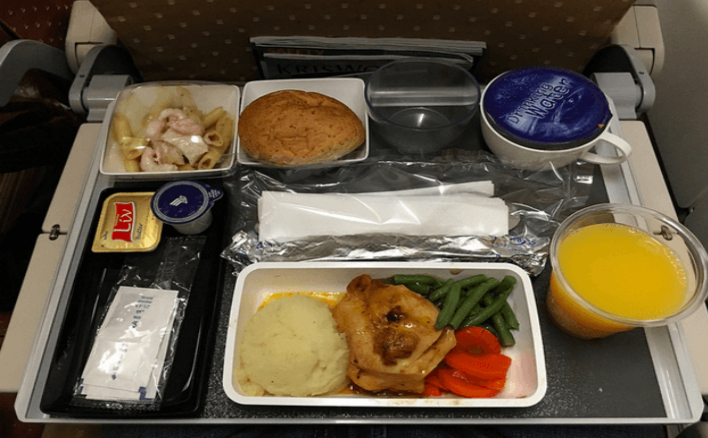 Tavă cu mâncare la bordul unui avion (Captură web)