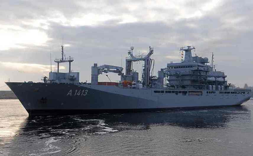 Nava germană Bonn conduce o flotilă NATO în Marea Egee pentru a intercepta traficanţii de imigranţi între Turcia şi Grecia.