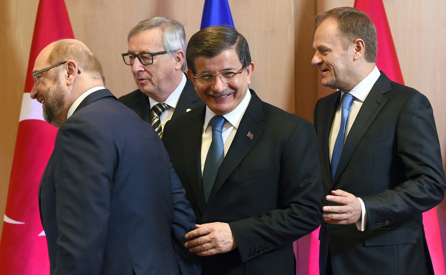 (De la st la dr) preşedintele Parlamentului European, Martin Schulz, preşedintele Comisiei Europene, Jean-Claude Juncker, premierul turc Ahmet Davutoglu şi preşedintele Consiliului European, Donald Tusk în Bruxelles, 7 martie 2016.