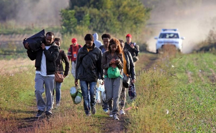 Refugiaţi trec graniţa în Croaţia.
