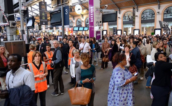 Oamenii aşteaptă în staţia de tren Saint Lazare din Paris în timpul unei greve a SNCF.