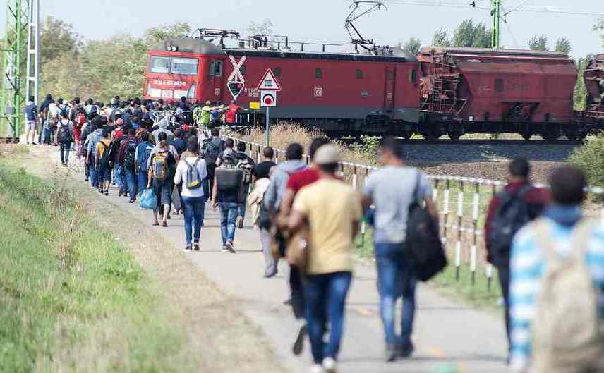 Refugiaţi traversează Ungaria, îndreptându-se spre frontiera austriacă, 2015.