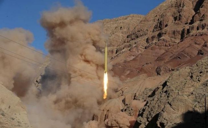 O rachetă balistică este testată şi lansată dintr-o locaţie nedezvăluită în Iran, 9 martie 2016. (Captură Foto)