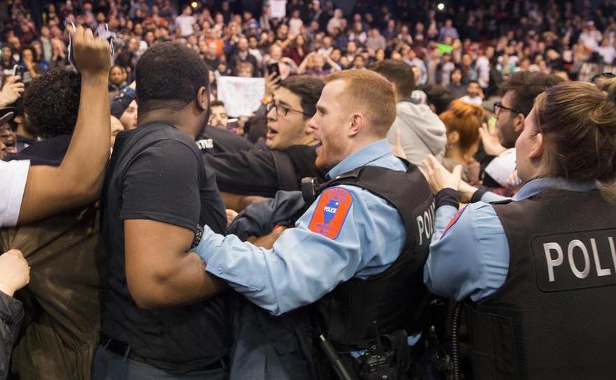 Poliţia încearcă să oprească ciocnirile violente dintre opozanţii şi susţinătorii lui Trump în Chicago, 11 martie 2016.