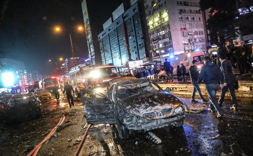 Scena unui atac cu bombă în Ankara, 13 martie 2016.
