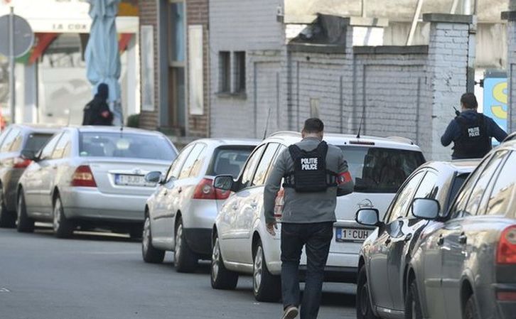 Ofiţeri de poliţie patrulează zona în care a avut loc schimbul de focuri de armă din 15 martie 2016 în Bruxelles.