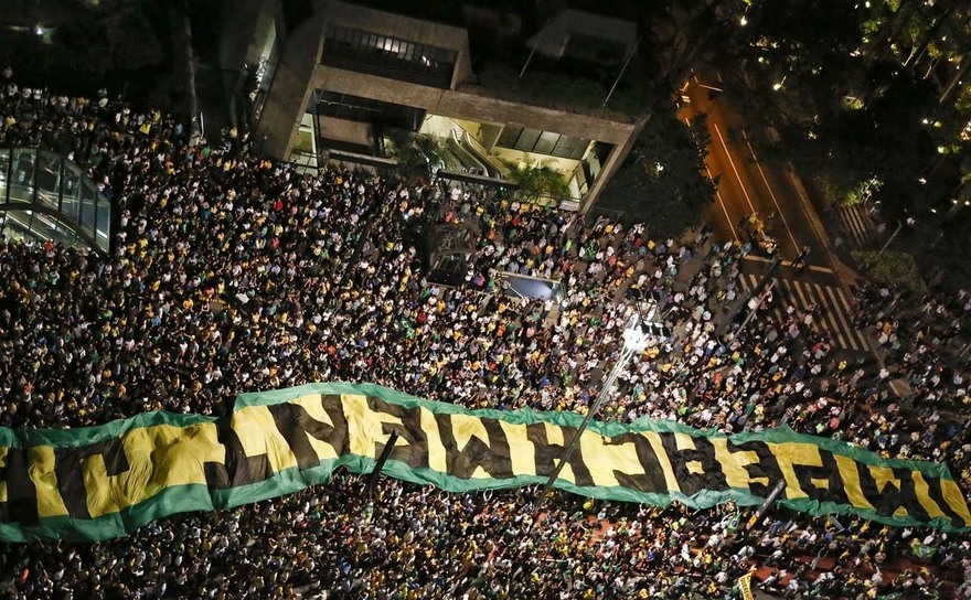 Mii de oameni protestează în oraşul brazilian Sao   Paulo, cerând demisia preşedintei Rousseff, 17 martie 2016.