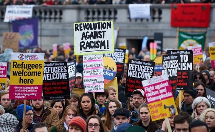 Manifestanţi împotriva acordului UE-Turcia privind refugiaţii afişează bannere în centrul Londrei, 19 martie 2016.