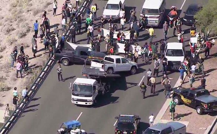 Manifestanţi anti-Trump blochează o autostradă în Fountain   Hills, Arizona, 19 martie 2016.