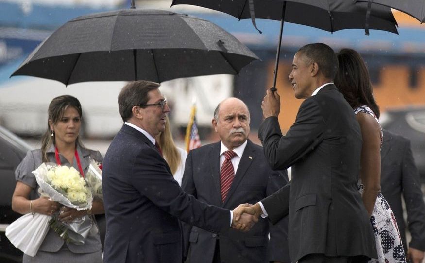 Preşedintele  american Barack Obama este întâmpinat la sosirea sa în Havana de către  ministrul cubanez de externe Bruno Rodriguez, 20 martie 2016.