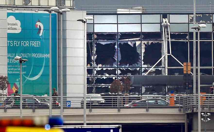 Geamuri sparte la terminalul aeroportului Zaventem din Bruxelles, 22 martie 2016.