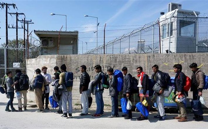 Mai mulţi refugiaţi aşteaptă să intre în tabăra Moria de pe insula elenă Lesbos, 21 martie 2016.