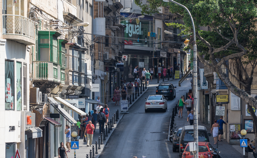 O stradă cu magazine în Sliema (Mohammed Reza Amirinia)