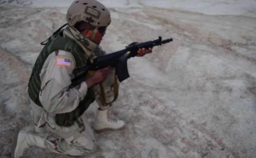 Presupusul “soldat american” ce trage focuri de armă într-o copie a Coranului. (Captură Video)