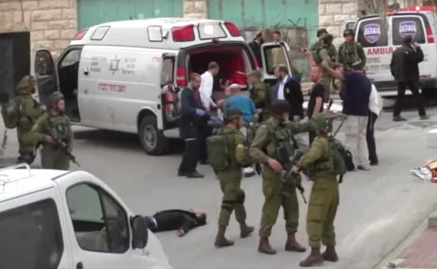 Israelian împuşcă un palestinian rănit întins pe jos, care atacase soldaţi palestinieni cu un cuţit.