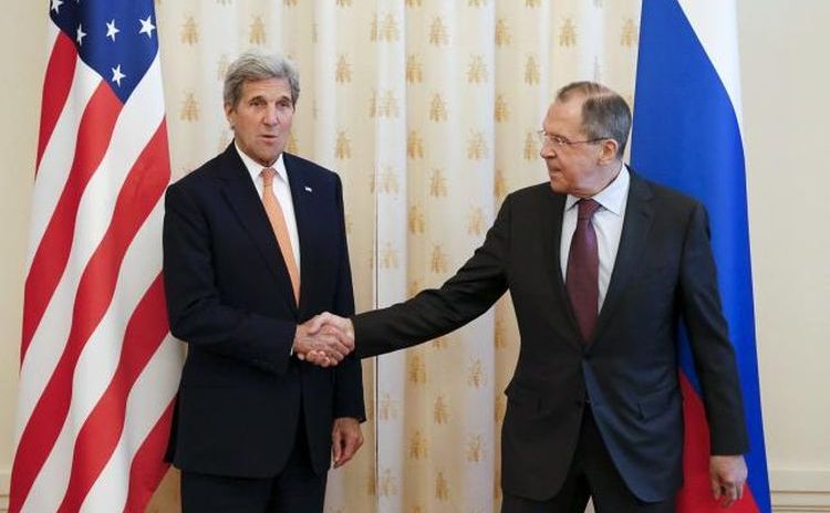 Secretarul de stat american John Kerry (st) şi ministrul rus de externe Serghei Lavrov îşi dau mâna în timpul unei întâlniri la Moscova, 24 martie 2016.