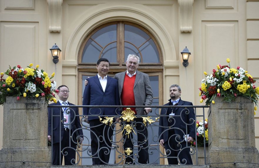 Preşedintele chinez Xi Jinping (centru-stânga) şi omologul său ceh Milos Zeman pozează pentru mass media la Castelul Lanyu, Republica cehă, 28 martie 3016.
