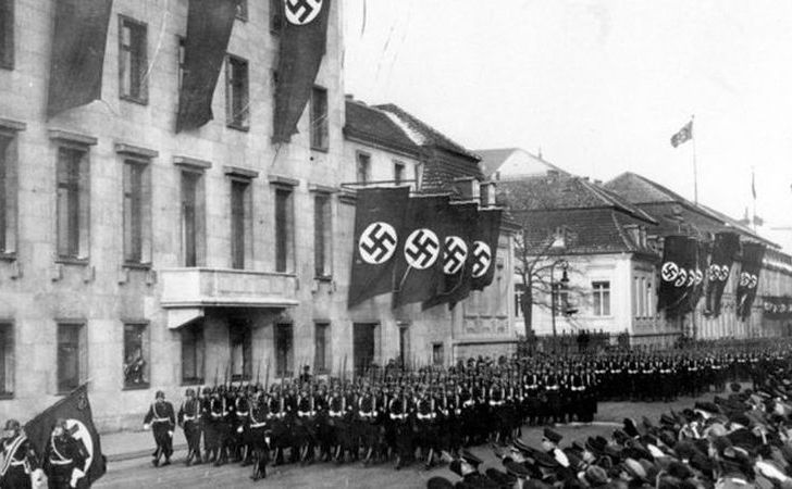 Fotografie realizată de AP în 30 ianuarie 1937, prezentând o paradă nazistă în Berlin.