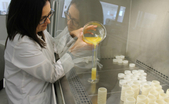Este prima dată când se obţine un recipient bioplastic din zahărurile pe care le conţin apele reziduale din industria de sucuri. (Foto: AINA)