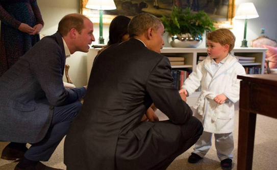 Deja în pijama, micul prinţ George a vrut să-l primească, la Kensington Palace, pe preşedintelui SUA Barack Obama şi pe first lady Michelle (Facebook British Monarchy)
