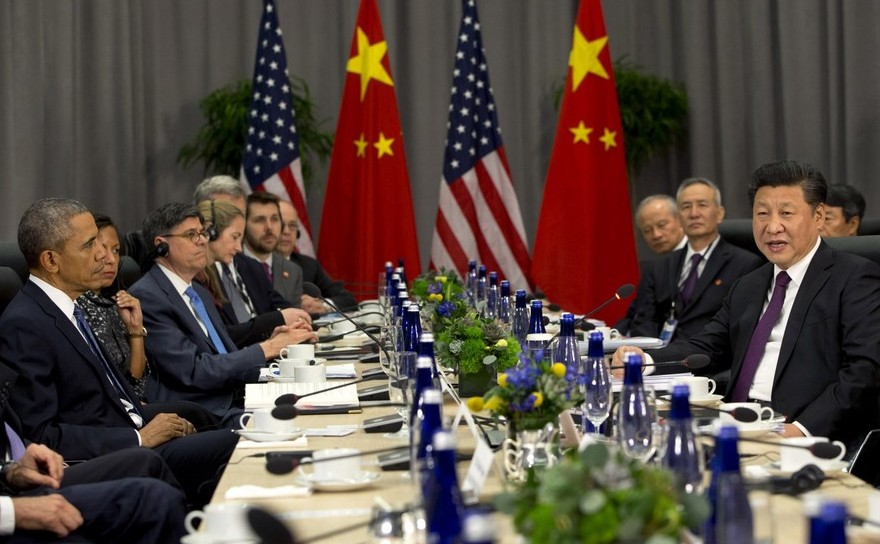 Preşedintele american Barack Obama (prim plan în stânga) se întâlneşte cu omologul său chinez Xi Jinping (prim plan în dreapta), în timpul Summitului pentru Securitate Nucleară din Washington, 31 martie 2016.