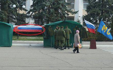 Persoane îmbrăcate în uniforma armatei Rusiei stau lângă corturi de  campanie şi încearcă să convingă moldoveni să intre în serviciul  militar rusesc, la Tighina, zona-tampon dintre  Republica Moldova şi regiunea separatistă.