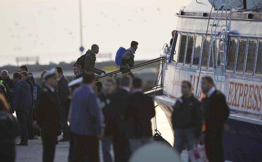 Un grup de refugiaţi este îmbarcat pe un feribot ce se îndreaptă spre Turcia, în portul Mytilini de pe insula elenă Lesbos. (Captură Foto)