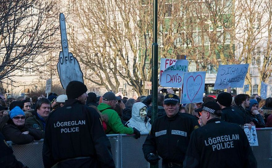 Proteste în faţa premierului islandez Sigmundur David Gunnlaugsson, cauzate de dezvăluiri legate de corupţie în scandalul Panama - Reykjavik, Islanda, 4 aprilie 2016. 