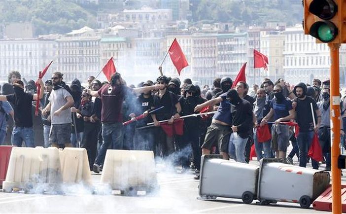 Protest împotriva premierului italian Matteo Renzi în timpul vizitei acestuia în Napoli, 6 aprilie 2016.