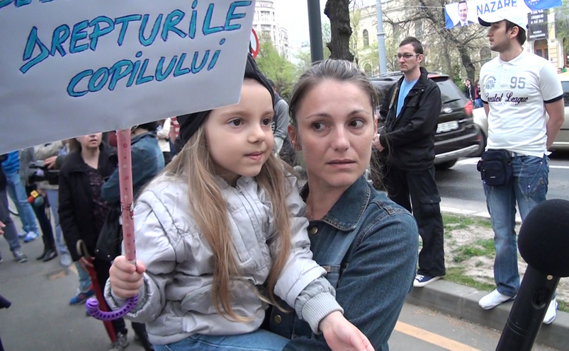 Protest al mămicilor în Piaţa Victoriei, 8 aprilie 2015