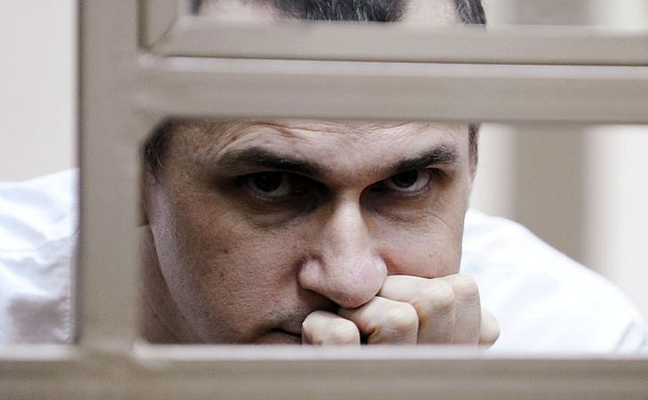 Regizorul ucrainean Oleg Senţov participă la o audiere într-un tribunal din oraşul rusesc Rostov-pe-Don în 2015.
