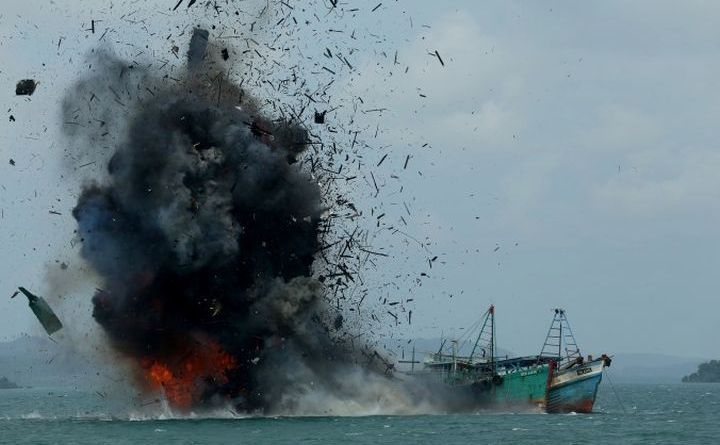 Ambarcaţiune de pescuit distrusă de guvernul indonezian în Batam, provincia Kepulauan Riau, 22 februarie 2016. Indonezia a distrus 23 de ambarcaţiuni de pescuit după o dispută maritimă recentă cu Beijingul.