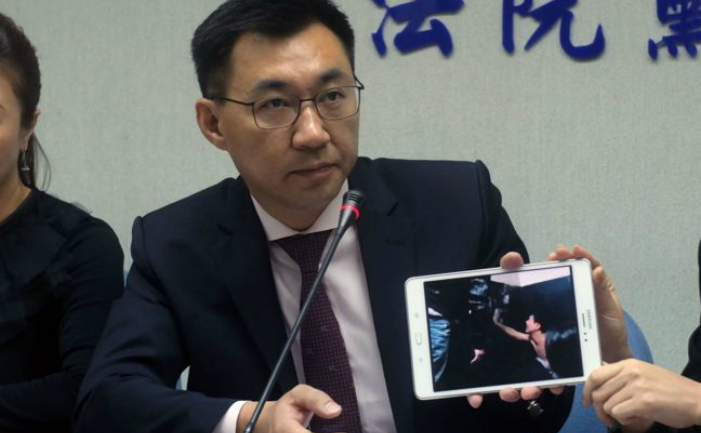 J. Chiang, partidul KMT, arată un videoclip despre răpirea taiwanezilor în Kenya