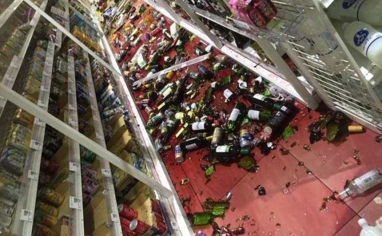 Sticle de vin sparte pe podeaua unui magazin din Kumamoto în urma cutremurului de pământ ce a lovit sudul Japoniei în 14 aprilie 2016. (Captură Foto)