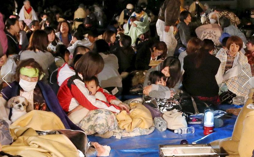 Persoane evacuate după ce un cutremur de pământ a lovit oraşul Mashiki, prefectura niponă Kumamoto, 15 aprilie 2016. (Captură Foto)