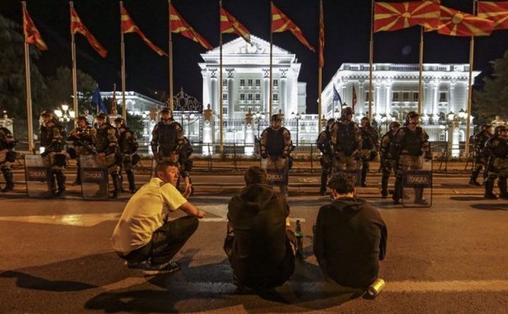 Cea de-a treia noapte de proteste împotriva preşedintelui macedonean Ivanov în capitala Skopje, 14 aprilie 2016.