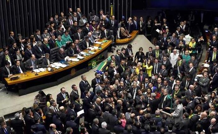Legiuitorii  brazilieni votează în privinţa punerii sub acuzare a preşedintei Dilmei  Rousseff în Congresul din capitala Brasilia, 17 aprilie 2016.