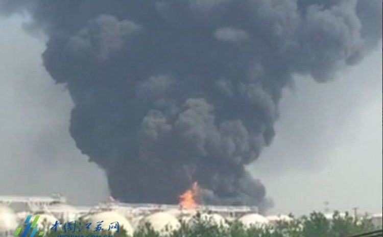 Explozie la un depozit de produse chimice în oraşul chinez Jingjiang, 22 aprilie 2016.
