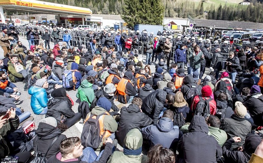 Activişti pro-refugiaţi se confruntă cu forţele de ordine la pasul Brenner din Austria, 24 aprilie 2016. (Captură Foto)