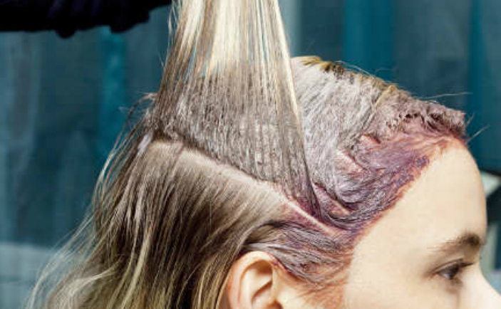 Vopsirea părului nu afectează doar structura acestuia, dar poate să provoace şi intoxicaţii severe ale întregului organism