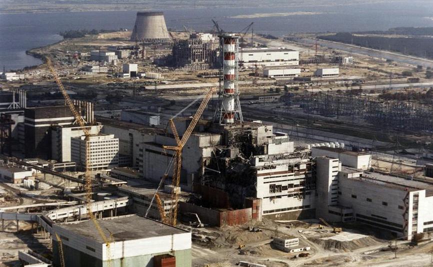 Reparaţii efectuate la centrala nucleară de la Cernobîl, Ucraina, în 1 octombrie 1986, după explozia majoră ce a avut loc în aprilie 1986. (Captură Foto)