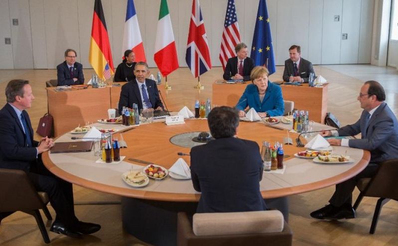 (De la st la dr) Premierul birtanic David Cameron, preşedintele american Barack Obama, cancelarul german Angela Merkel, preşedintele francez Francois Hollande şi premierul italian Matteo Renzi se întâlnesc la Schloss Herrenhausen, în oraşul german Hanovra, 25 aprilie 2016.