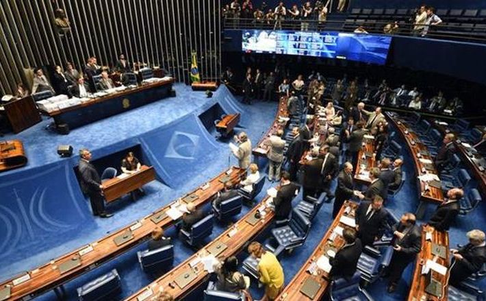 Sesiune a Senatului brazilian în care se citeşte decizia camerei inferioare provind continuarea procesului de destituire a preşedintei Rousseff, 19 aprilie 2016. (Captură Foto)