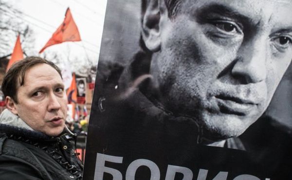Baner cu poza politicianului rus din opoziţie Boris Nemţov