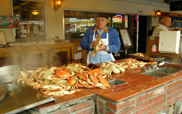 Crabi Dungeness vânduţi într-un magazin de peşte din cartier