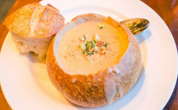 
Sourdough Clam Chowder: supa de peşte tipică din San Francisco