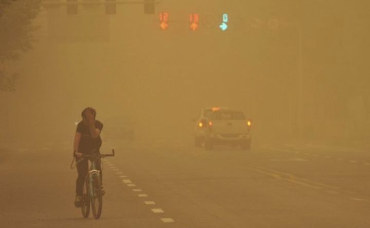 Furtună de nisip în Xinjiang, China, 27 aprilie 2015. (Captură Foto)