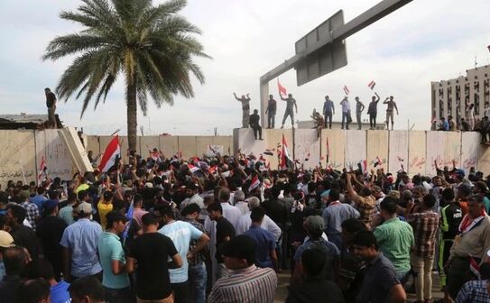 Susţinători ai şeicului Muqtada al-Sadr păşesc pe zidurile Zonei Verzi din Bagdad, 30 aprilie 2016. (Captură Foto)