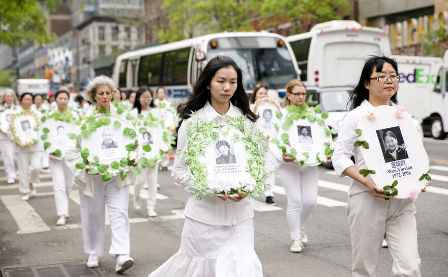 Aderenţi Falun Gong purtând poze ale celor ucişi de regimul comunist, 13 mai 2016. (Samira Bouaou/Epoch Times)