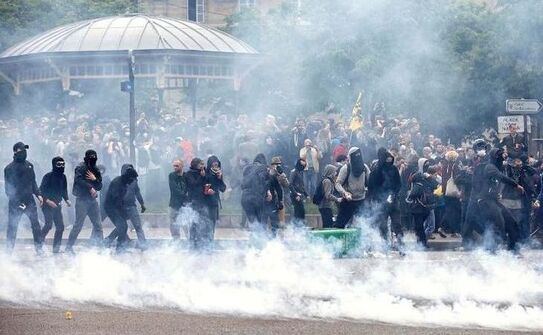 Proteste violente în Paris împotriva modificării Codului Muncii, 26 mai 2016. (Captură Foto)